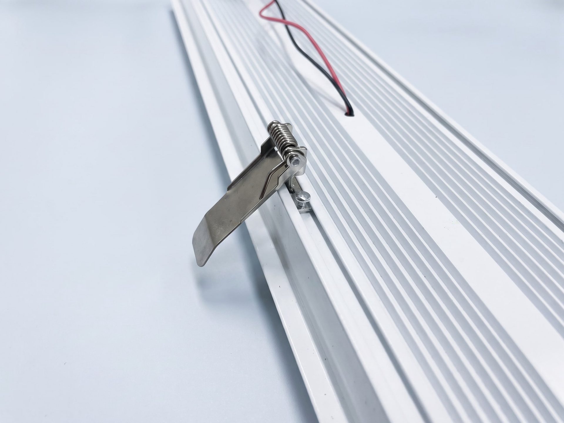 СВО 01 Line Clip-in 50W. Линейные. Sila Sveta. Визуализация по фотографии изделия: фон и свет созданы ИИ, геометрия и конструкция соответствуют продукту