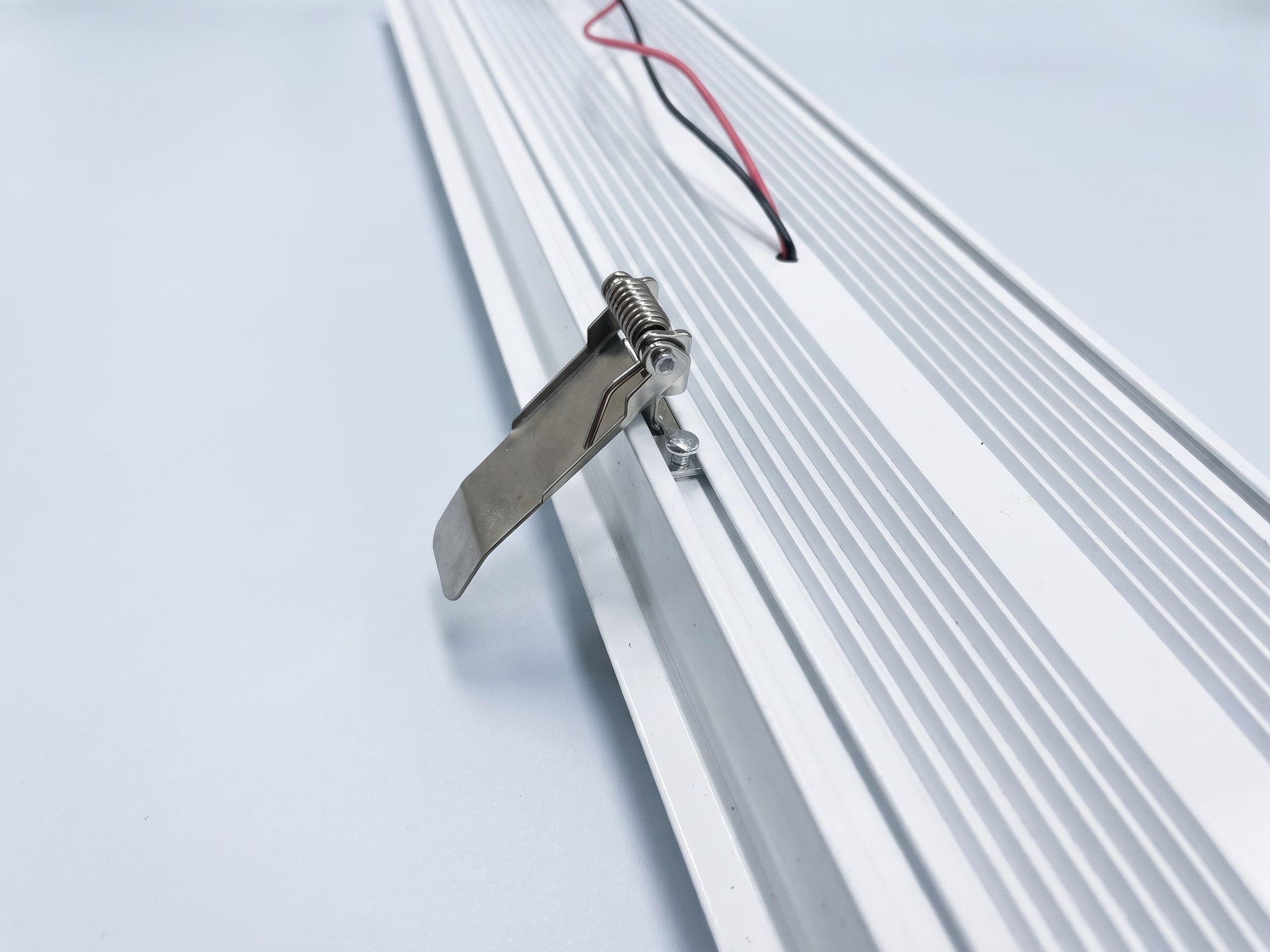 СВО 01 Line Clip-in 50W. Линейные. Sila Sveta. Визуализация по фотографии изделия: фон и свет созданы ИИ, геометрия и конструкция соответствуют продукту